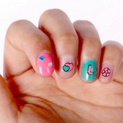 SET DE UÑAS CON ESMALTE Y ADHESIVOS